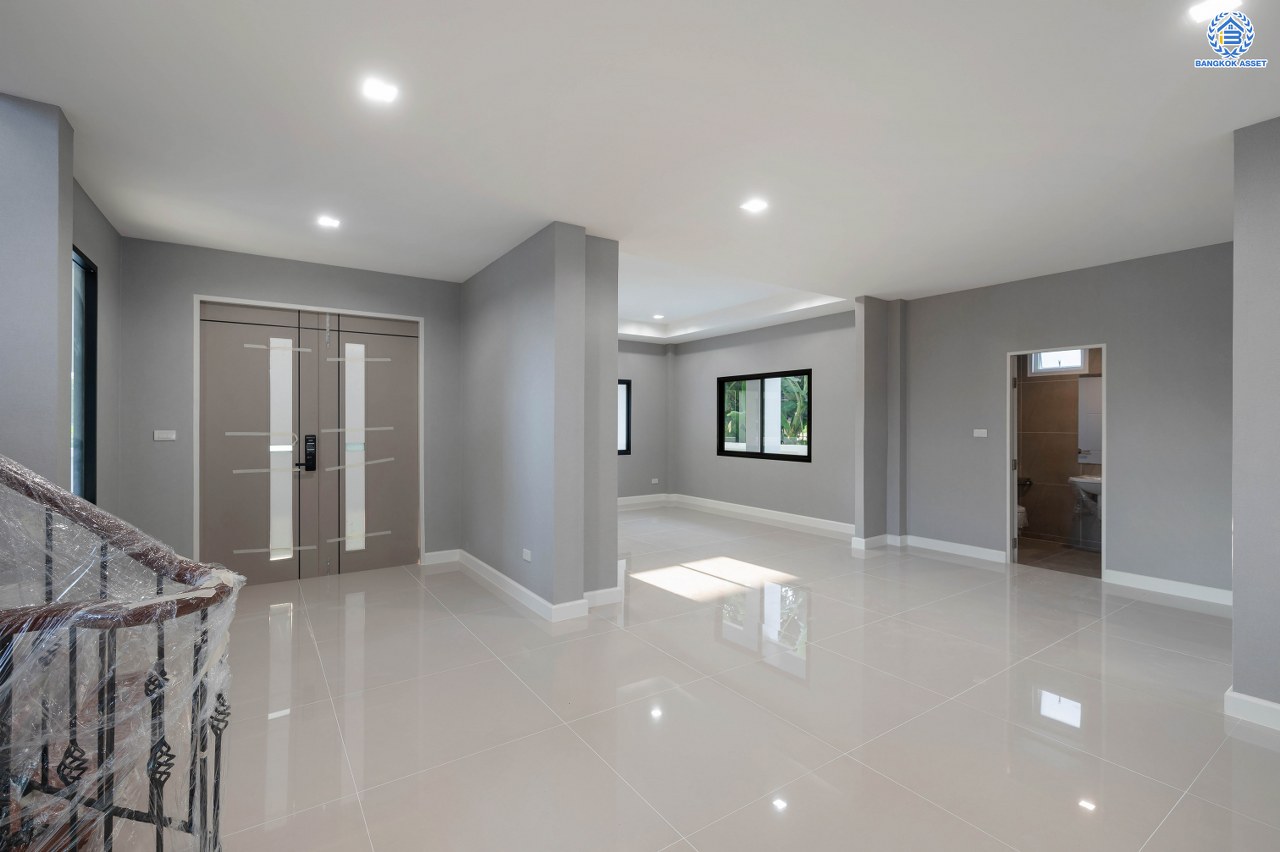 บ้านมือสองตกแต่งใหม่ โครงการ กฤษดานคร20 ปิ่นเกล้า-บรมราชชนนี เนื้อที่ 118 ตร.ว. พื้นที่ใช้สอย 612.6 ตร.ม. พร้อมฟังก์ชันจัดเต็ม 4 ห้องนอน 4 ห้องน้ำ 1 ห้องแม่บ้าน จอดรถได้ 3 คัน บนทำเลเชื่อมต่อเมืองอย่างรวดเร็ว ใกล้ทางคู่ขนานลอยฟ้าบรมราชชนนี ทางด่วน "กาญจนาภิเษก" ม.มหิดล เซ็นทรัลปิ่นเกล้า และตลาดสดธนบุรี